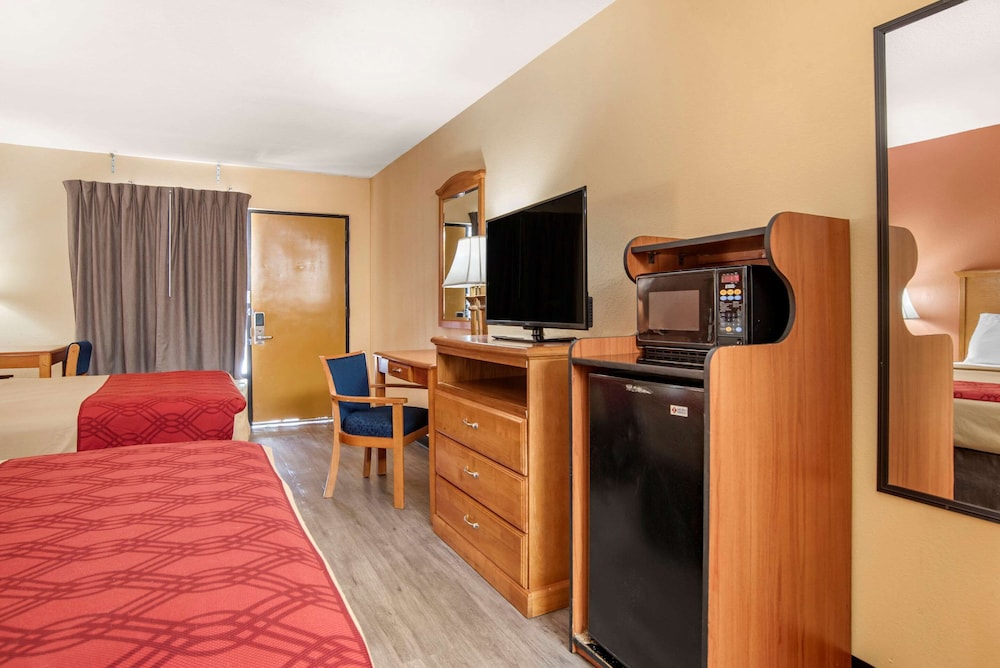 Econo Lodge Inn & Suites Evergreen 22/24