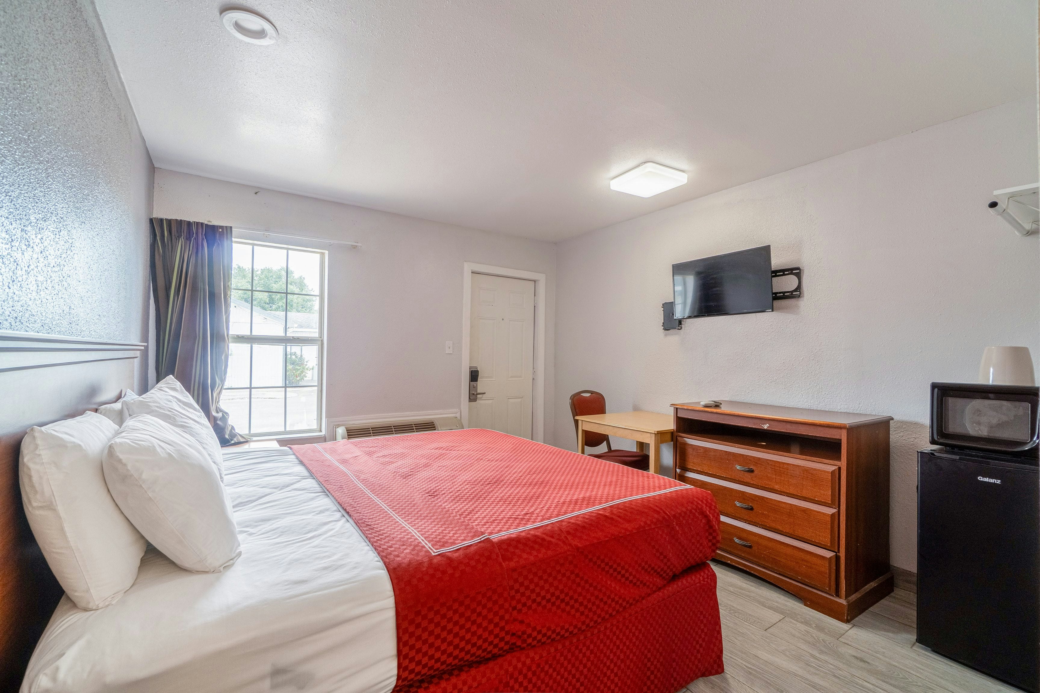 غرفة بسرير كينج للمدخنين، OYO Budget Inn Falfurrias Hwy 281 2/10