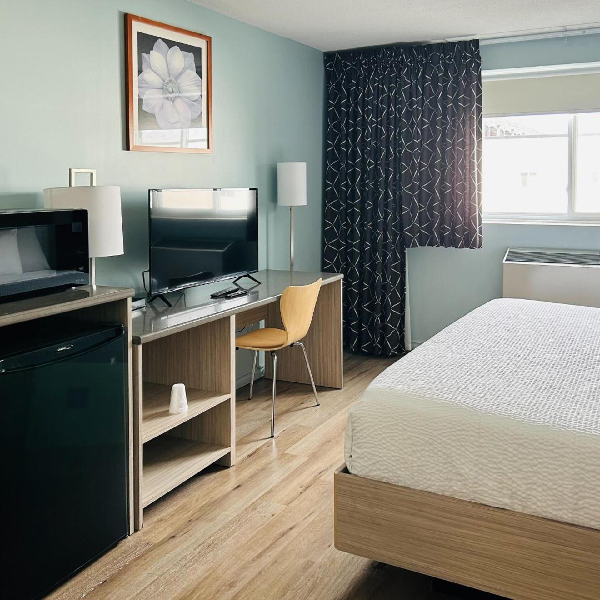 ROOM, QUEEN BED