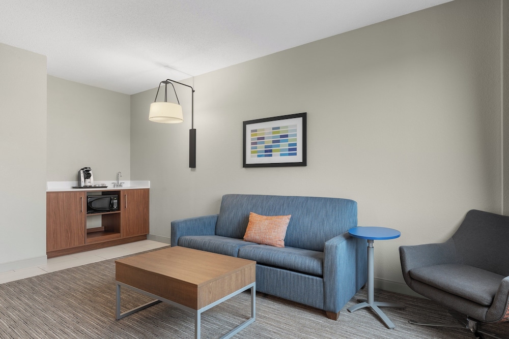 Holiday Inn Express Suites Coralville 37/67
