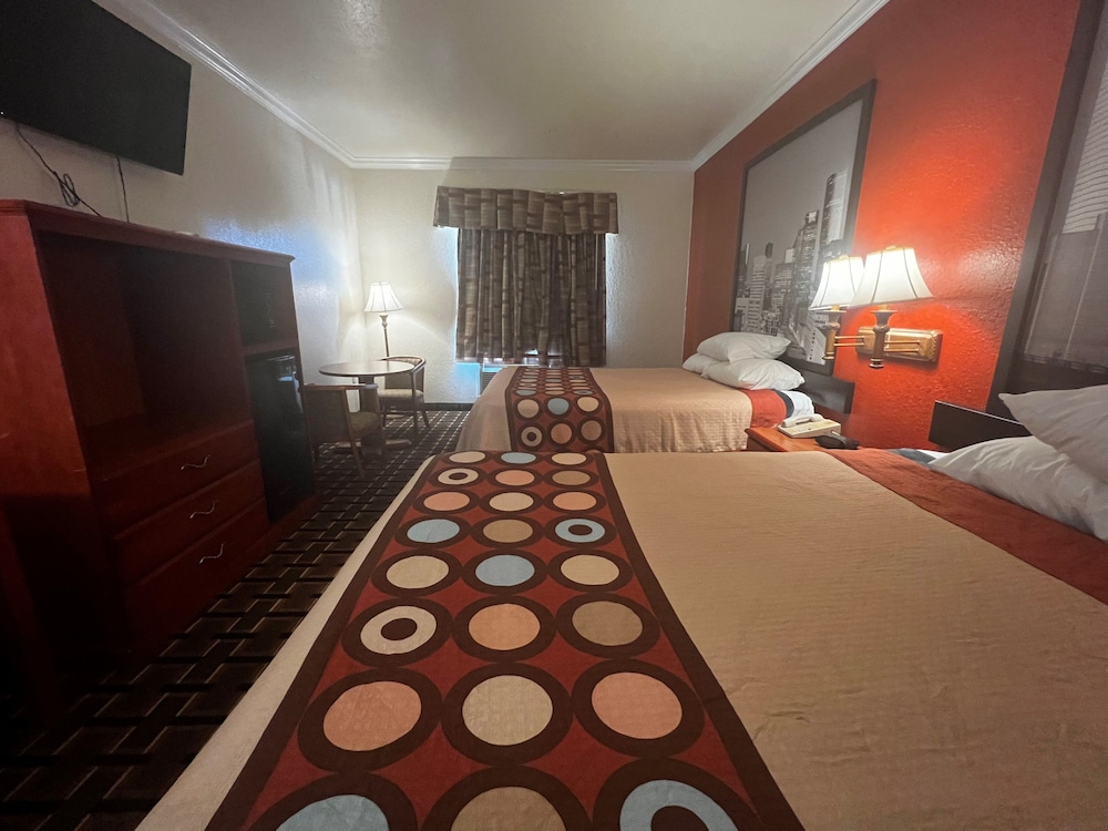 غرفة بسريرين كوين لذوي الإعاقة، Super 8 By Wyndham Brookshire Tx 3/6