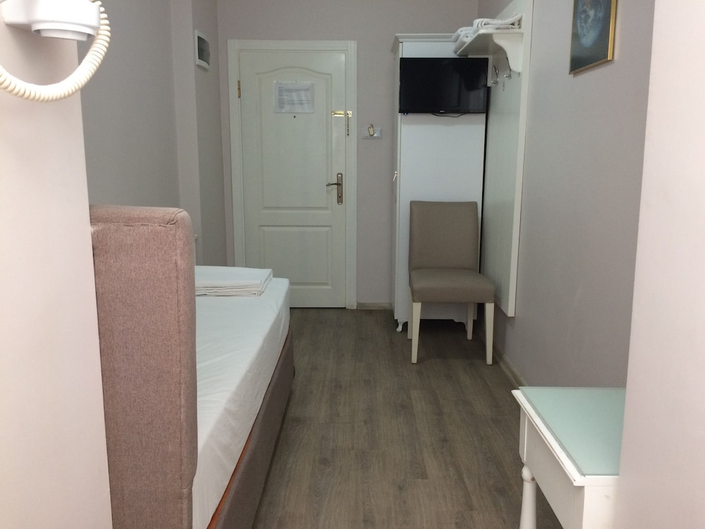 Burhaniye Merkez Otel 12/16