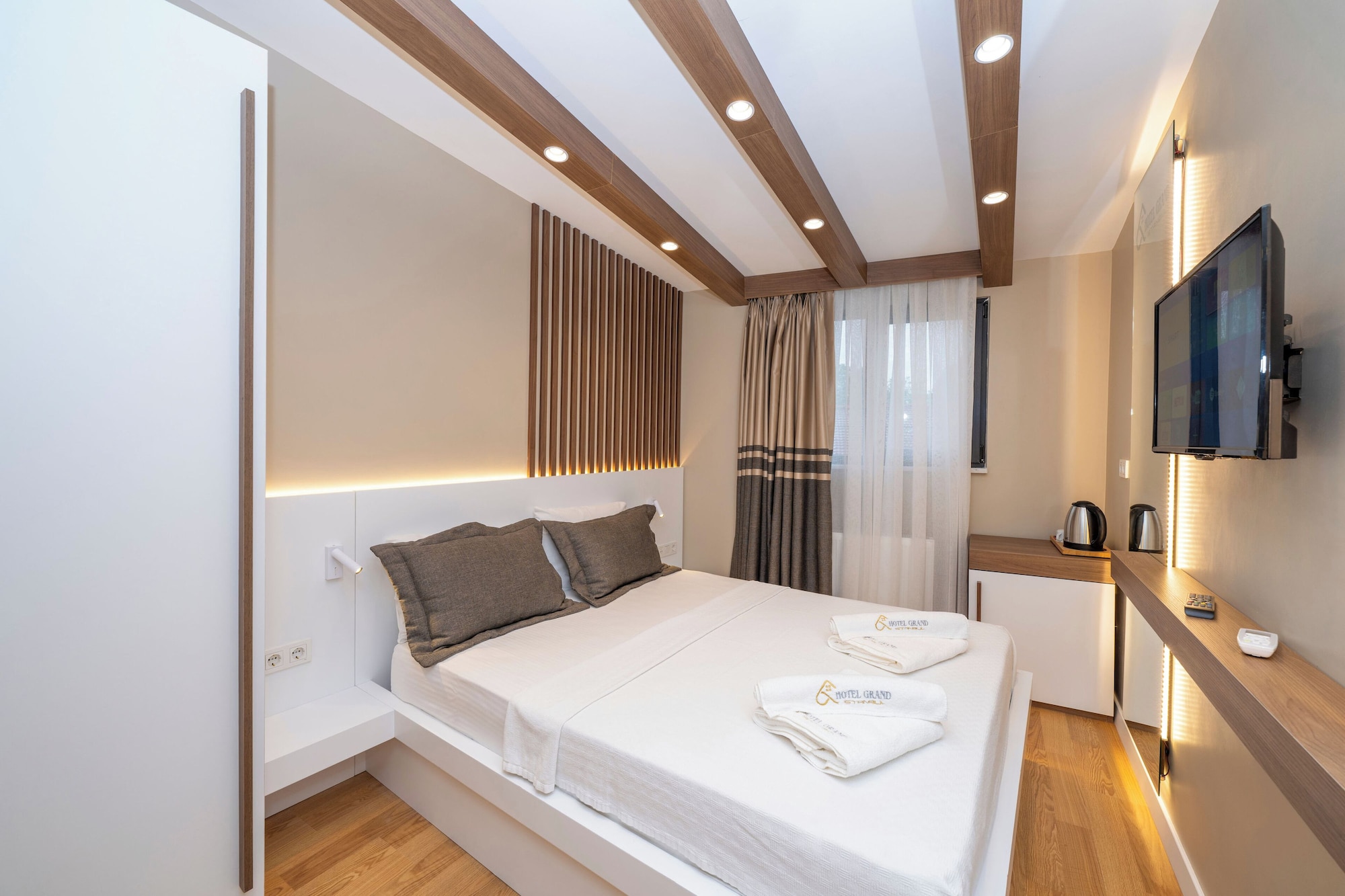 DELUXE, DOUBLE BED