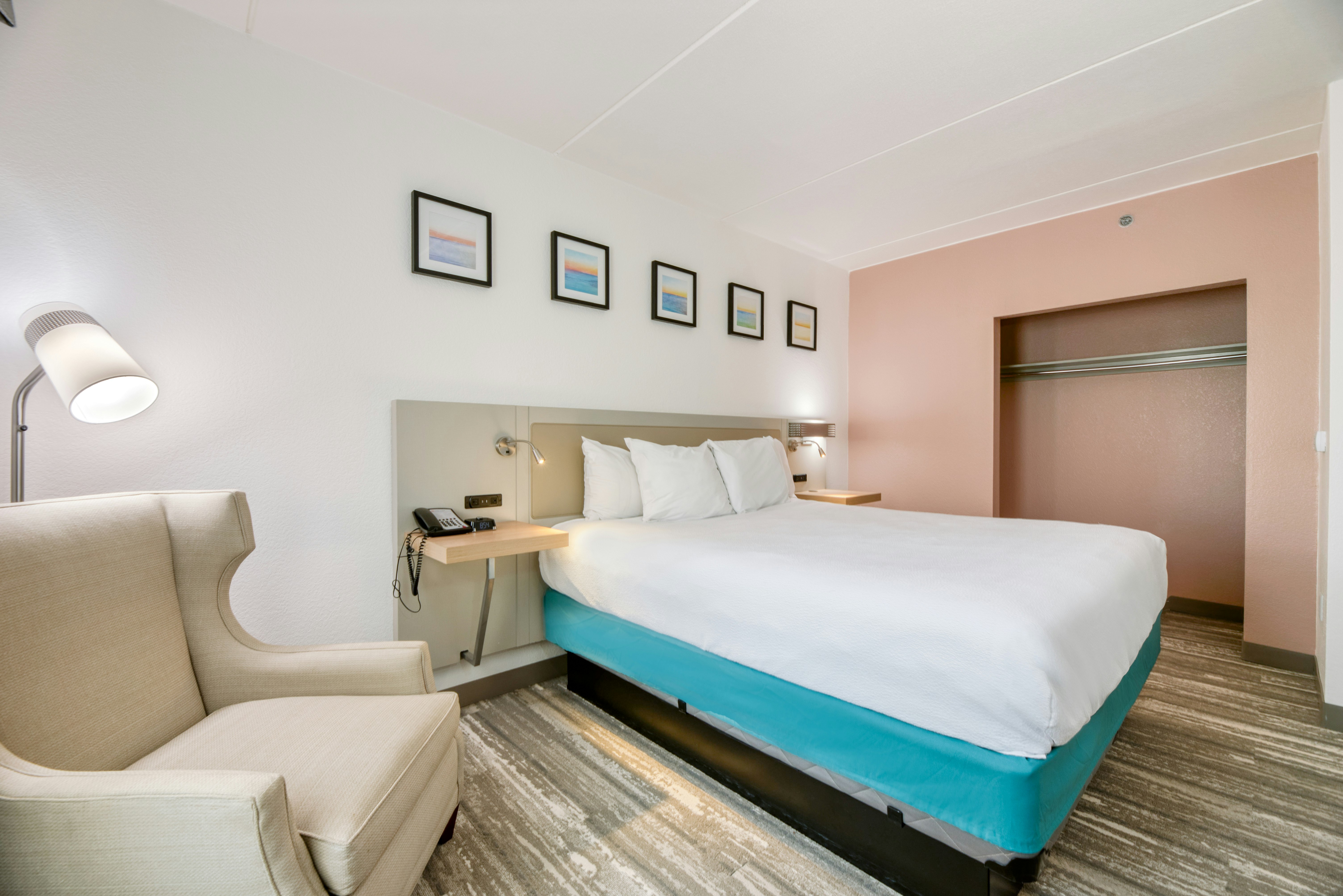 Suite, King Bed, Side Ocean View