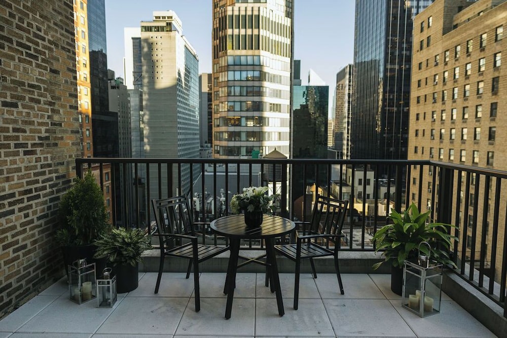 The Manhattan Club 44/76