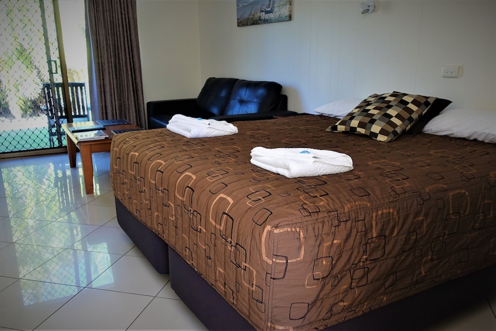 PACIFIC PALMS MOTOR INN 14/64