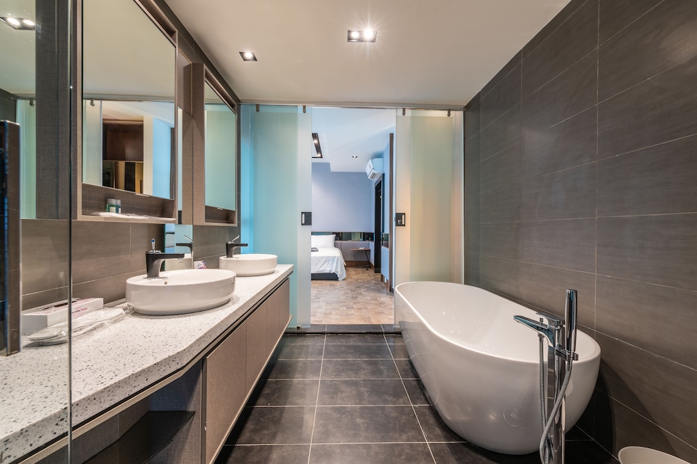 2 Bedrooms, Signature, Loft, 1 King and 2 Queen Beds, Single Bed, Kuala Lumpur City Center View, Hot Tub، Expressionz KLCC by Wodages 6/6