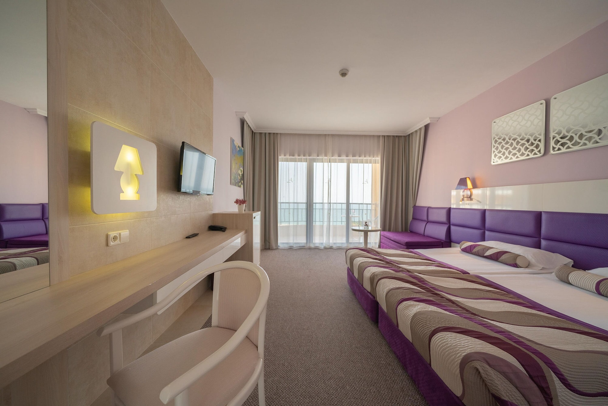 STANDARD, DOUBLE BED, PARTIAL SEA VIEW