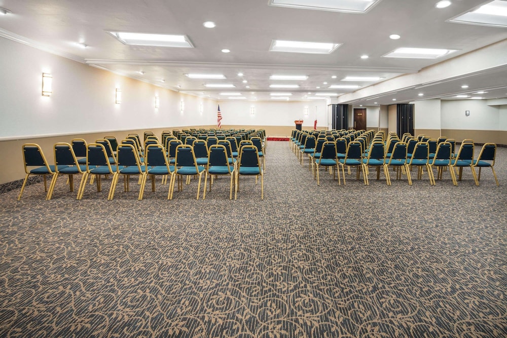Ramada by Wyndham Burbank Airport 41/51