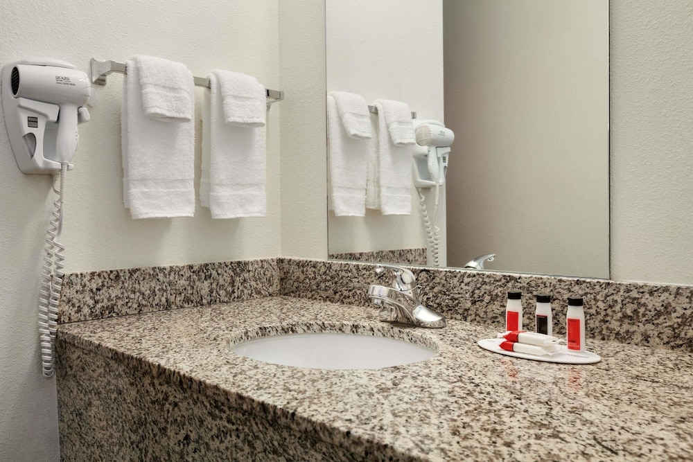 Travelodge by Wyndham Dunsmuir 17/29