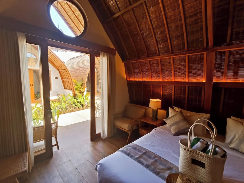 غرفة عائلية بسرير كينج وسرير فردي بإطلالة على الحديقة بشرفة، Abian Klumpu Villa & Spa Sanur Bali 3/4
