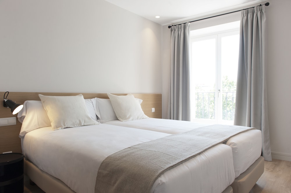 2 BEDROOMS, DELUXE, APARTMENT