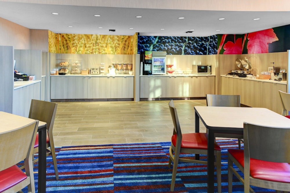 Fairfield Inn And Suites Cape Cod Hyannis 8/38