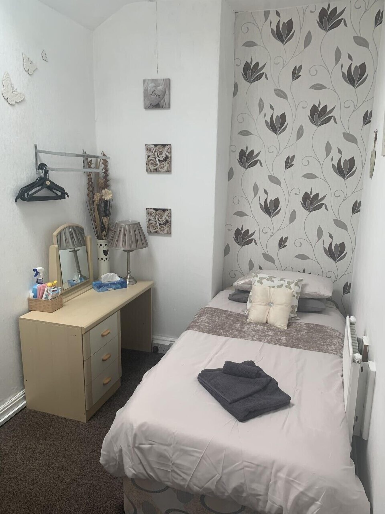 ROOM, SINGLE, SHARED BATHROOM