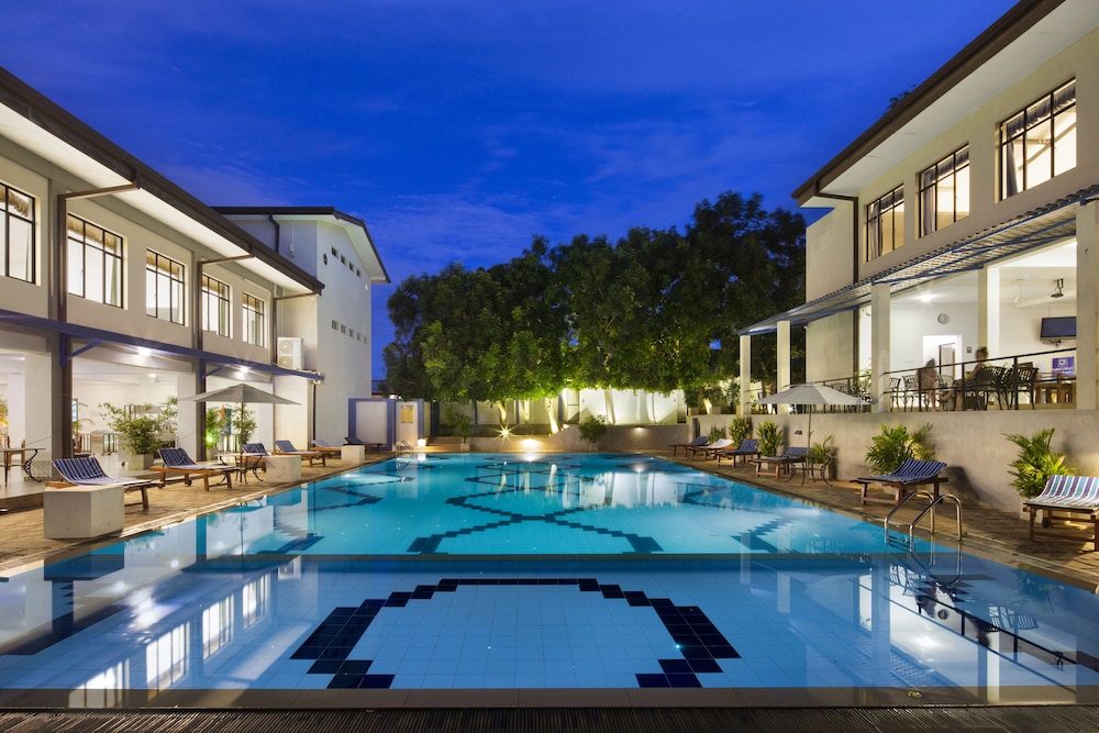 The Blue Wave Hotel 48/50