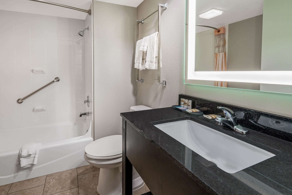 La Quinta Inn & Suites by Wyndham Dallas I-35 Walnut Hill Ln 11/46