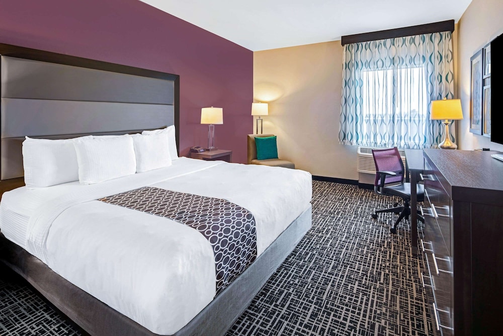 DELUXE, KING BED, ACCESSIBLE