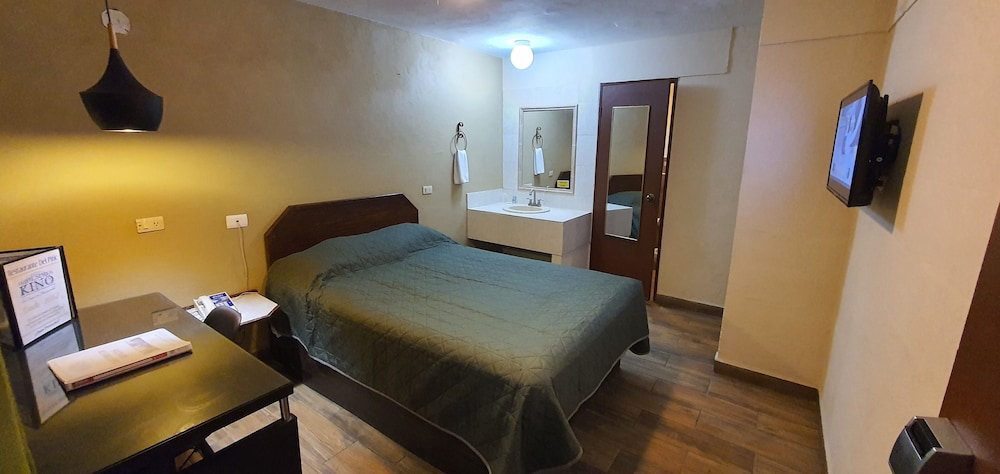Basic, Double Bed, Hotel Suites Kino 7/10