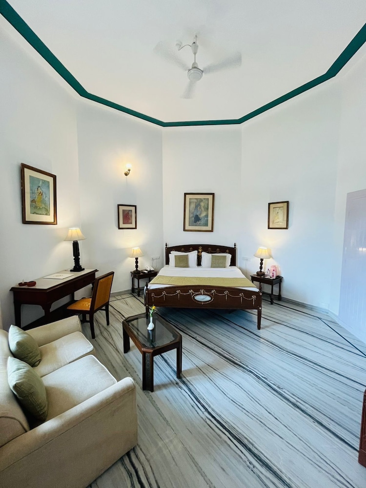Shikarbadi Hotel 18/50