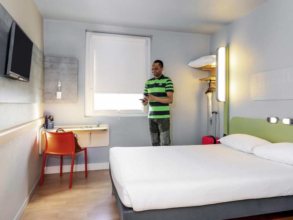 ROOM, DOUBLE BED