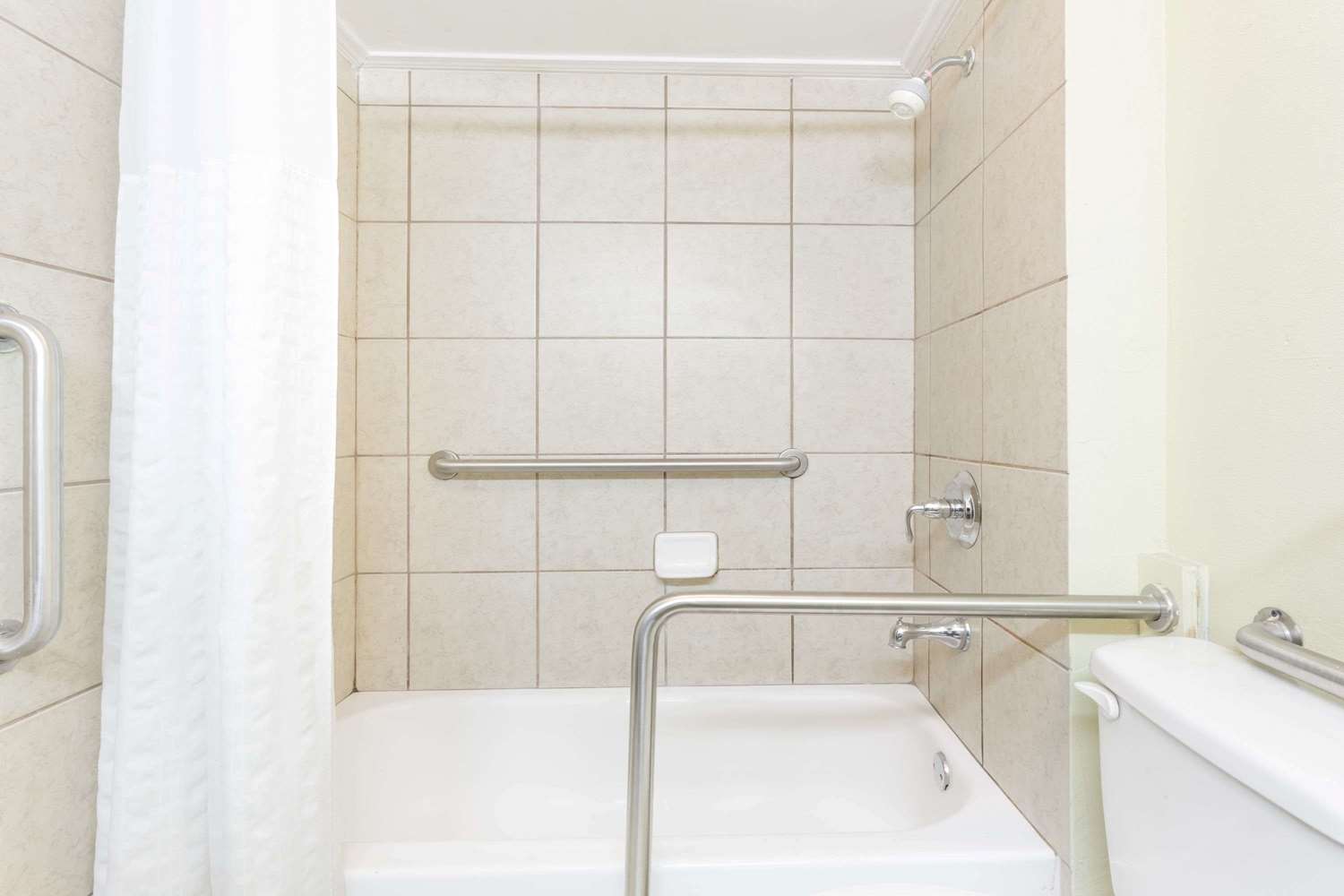 Days Inn By Wyndham Pensacola - Historic Downtown 39/41