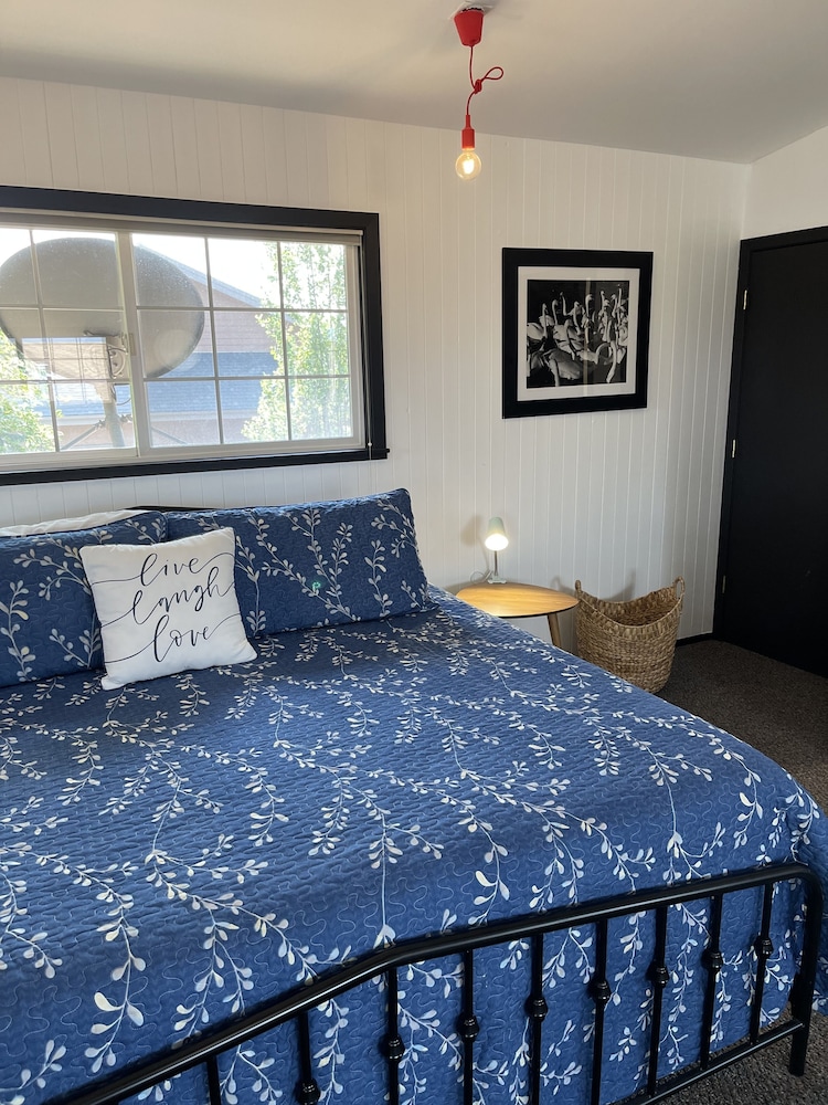 Chalet Motel Whitefish 32/64