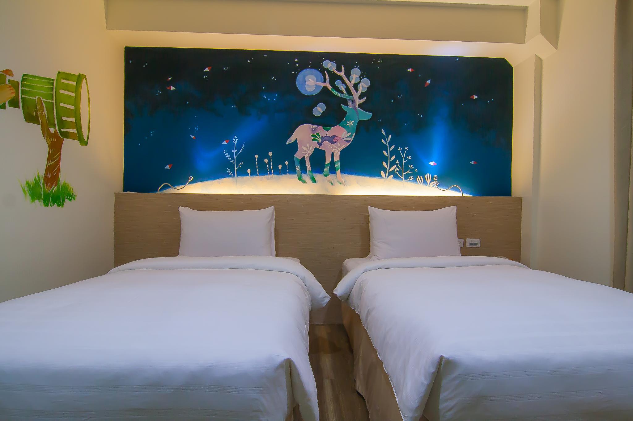 Room, Twin Beds, Bathtub
