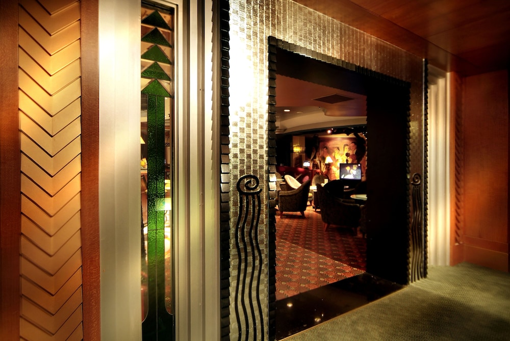 Lakeshore Hotel 7/50