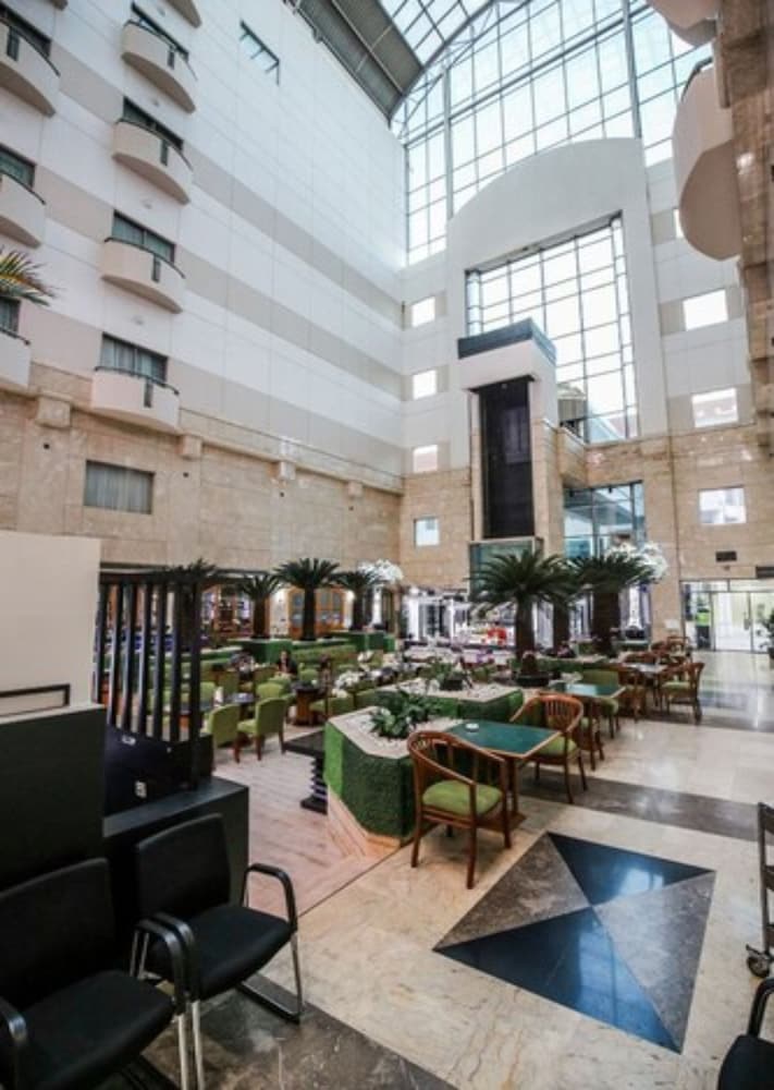 Surabaya Suites Hotel Powered by Archipelago 47/66