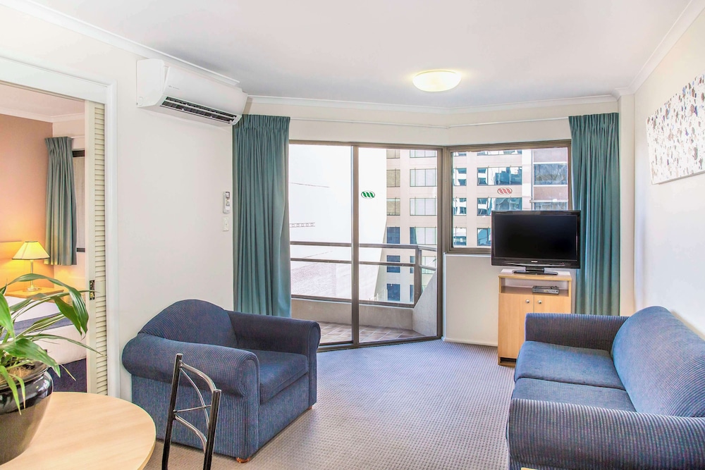 Metro Apartments on King Street 24/50
