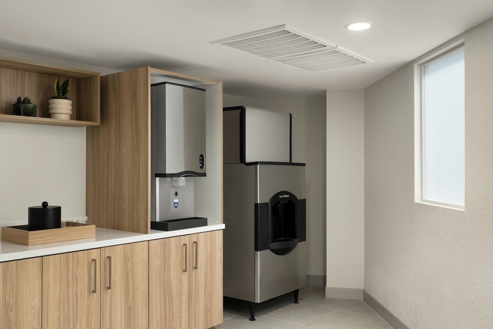 AC Hotel By Marriott Portland Lake Oswego 14/68