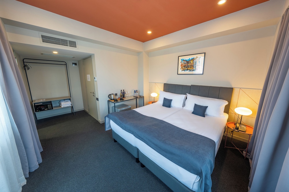 Superior, Queen Bed, City View