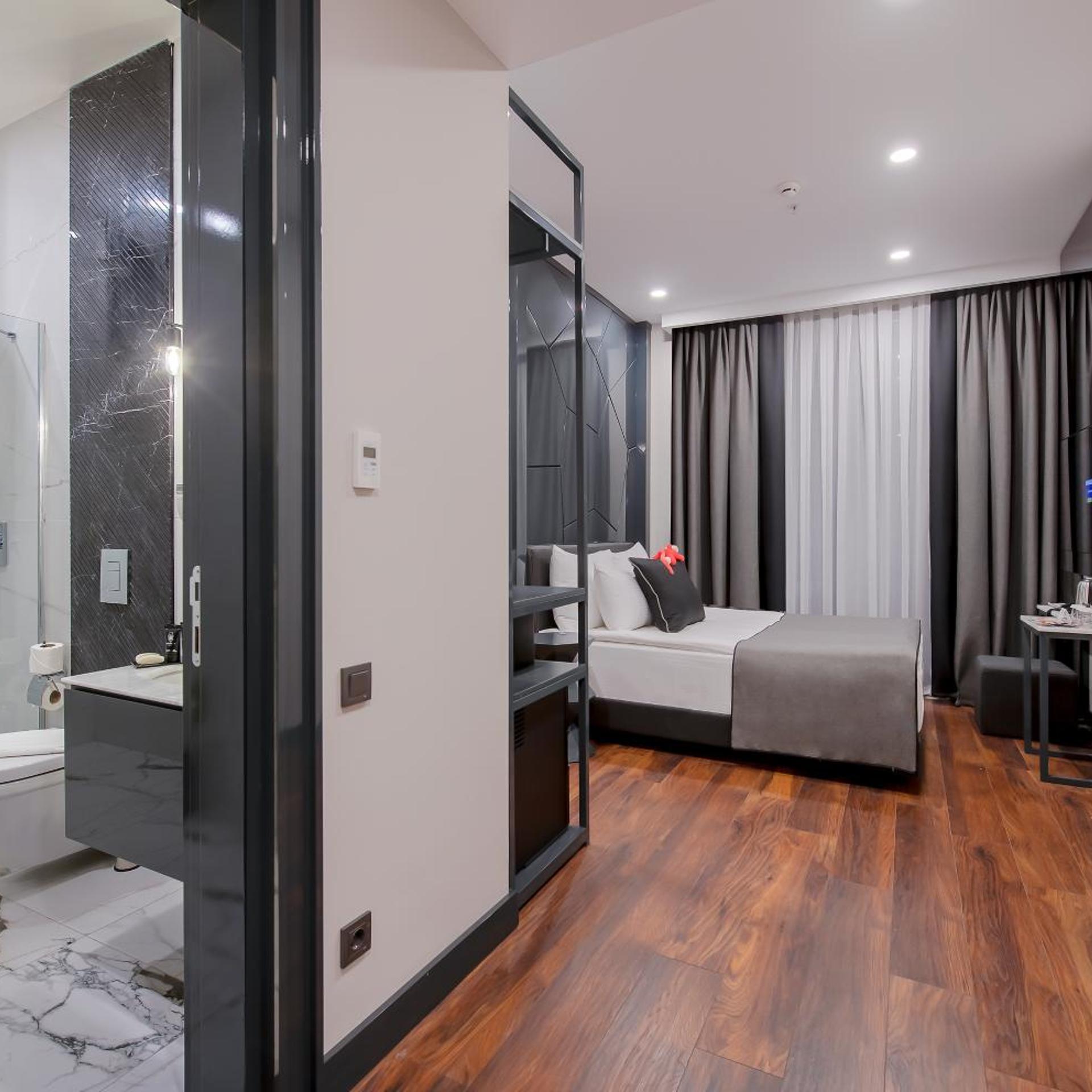 Deluxe, Double Bed, Lateral Side Sea View، Lucky Monkey Hotel 2/5
