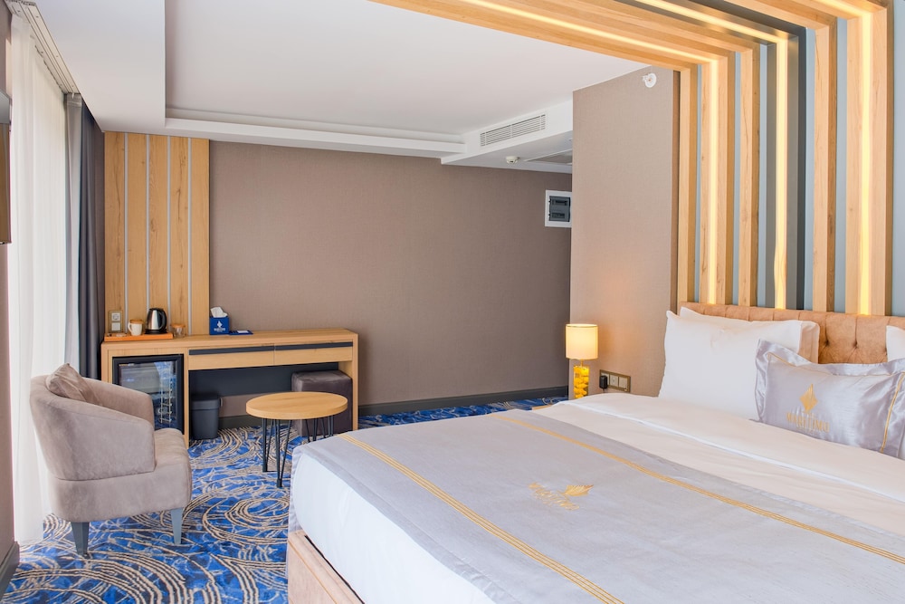 Superior, King Bed, City View