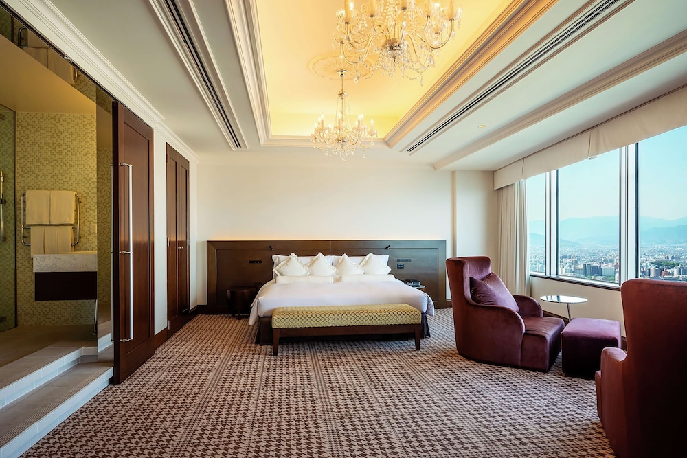 Hilton Fukuoka Sea Hawk 10/84