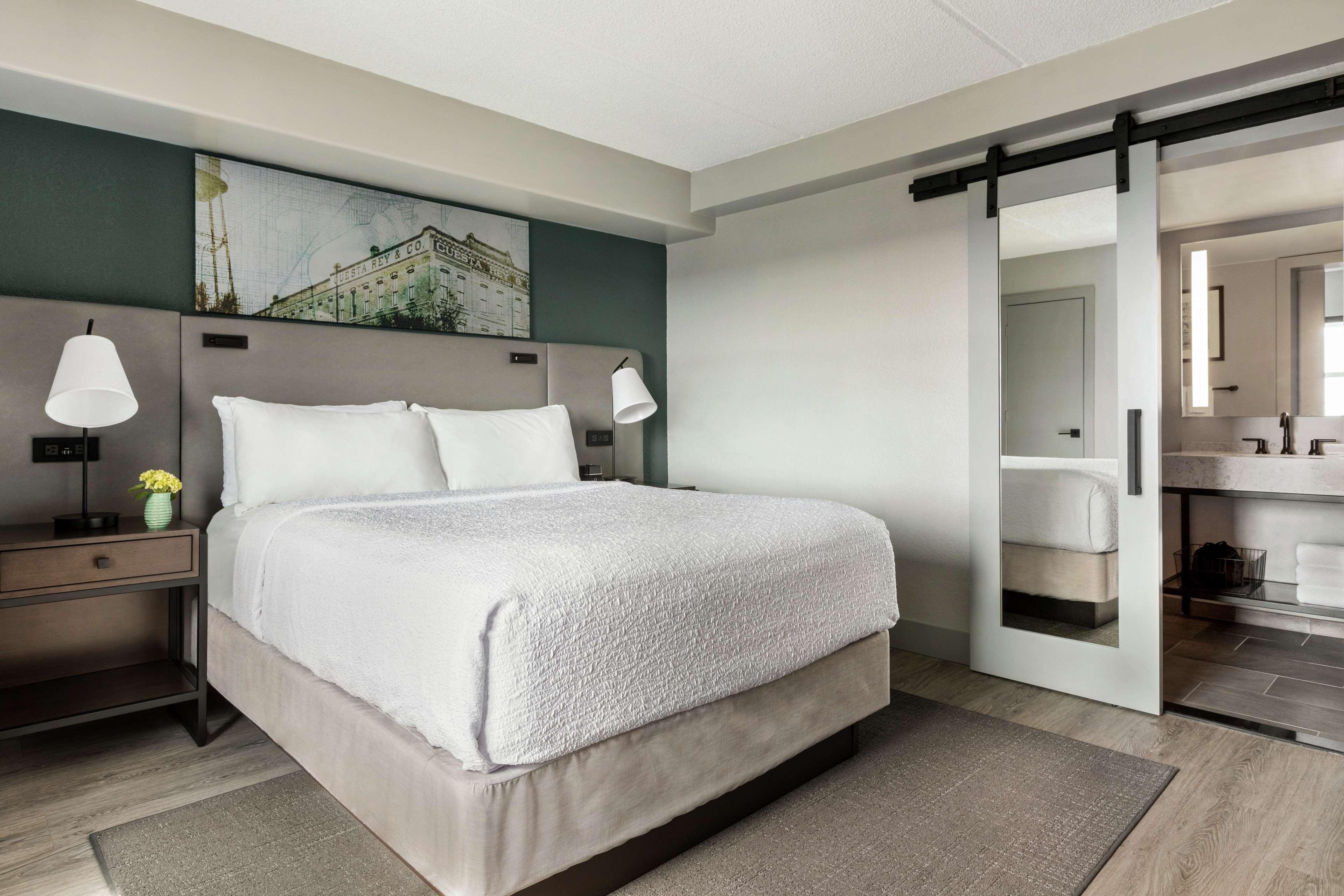 ROOM, QUEEN BED