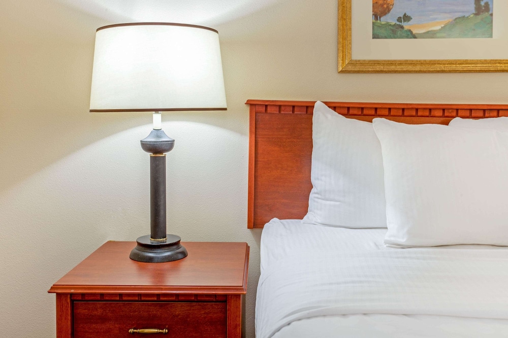 La Quinta Inn Milwaukee Airport/Oak Creek 24/53