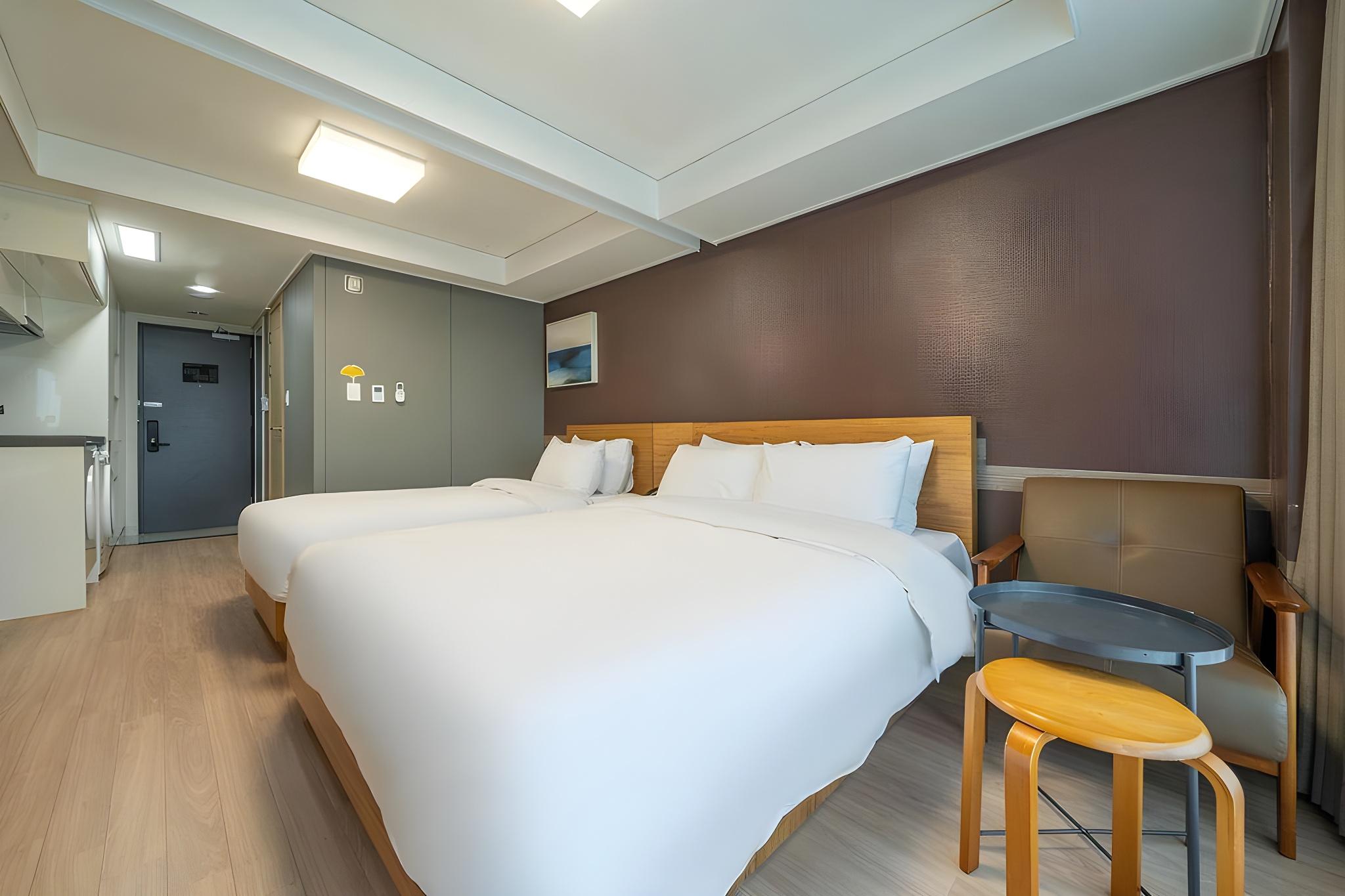 Prime, Twin Beds