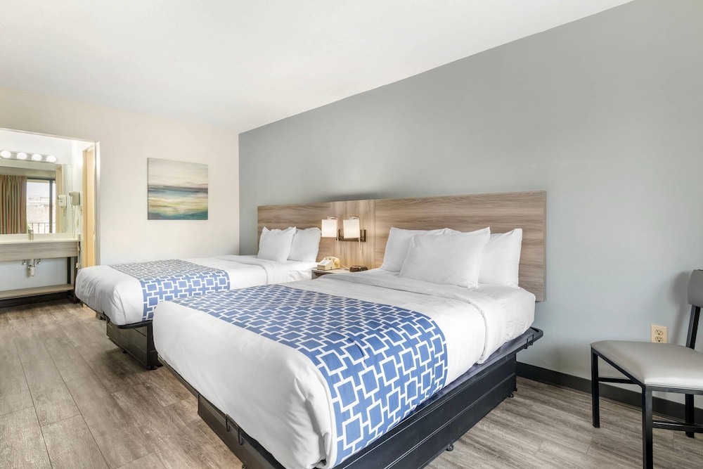 Efficiency, 2 Double Beds, Accessible، Suburban Studios Tysons Corner 3/6