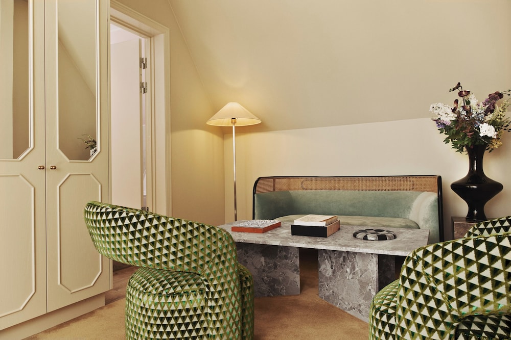 Coco Hotel 6/43