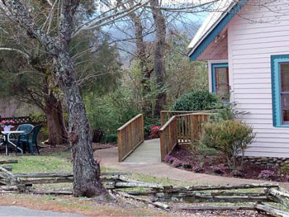 Evergreen Cottage Inn & Cabins 31/38