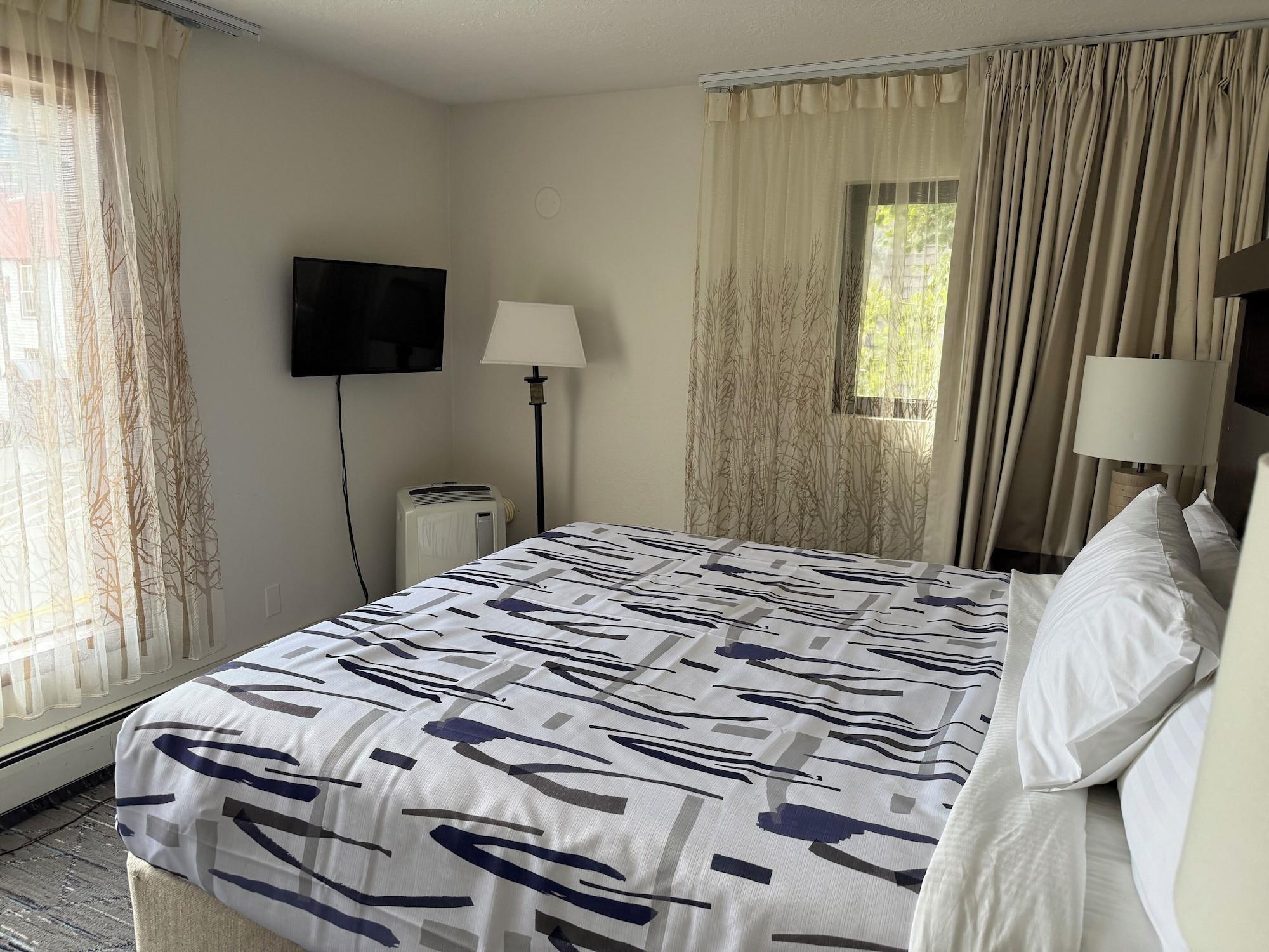 جناح، Snowshoe Motel 3/5