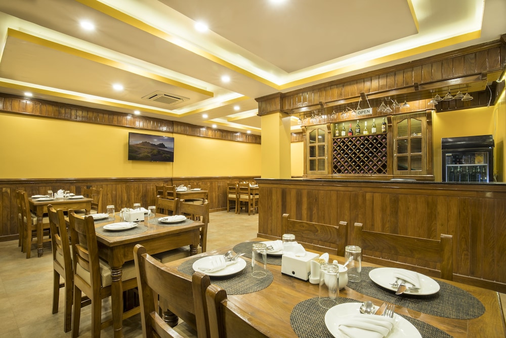 Lake Shore Hotel & Restaurant 19/28
