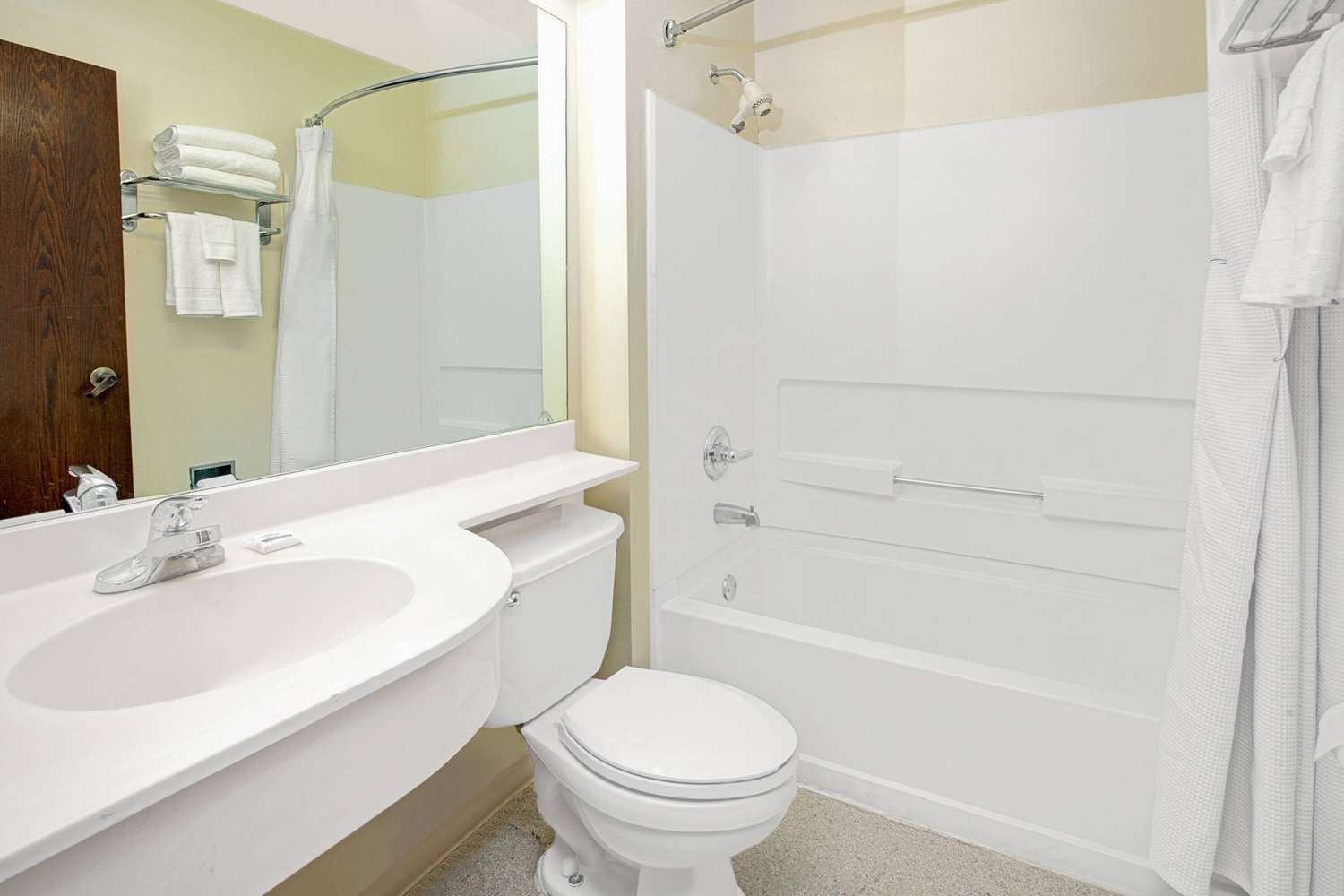 Microtel Inn and Suites by Wyndham Atlanta Airport 23/25