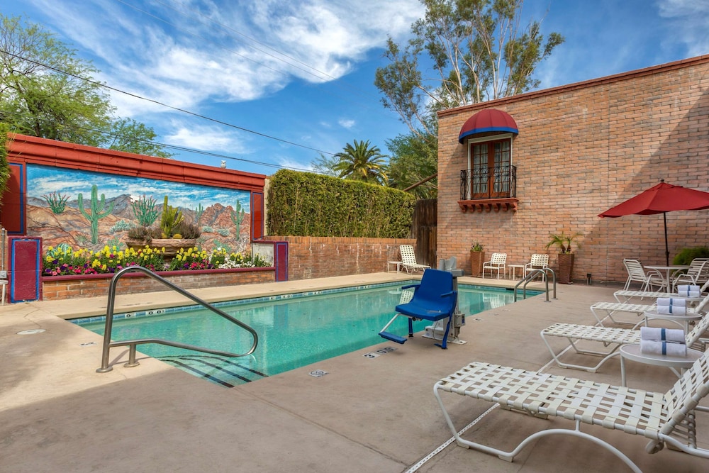 Comfort Suites Tucson near Sabino Canyon 32/47