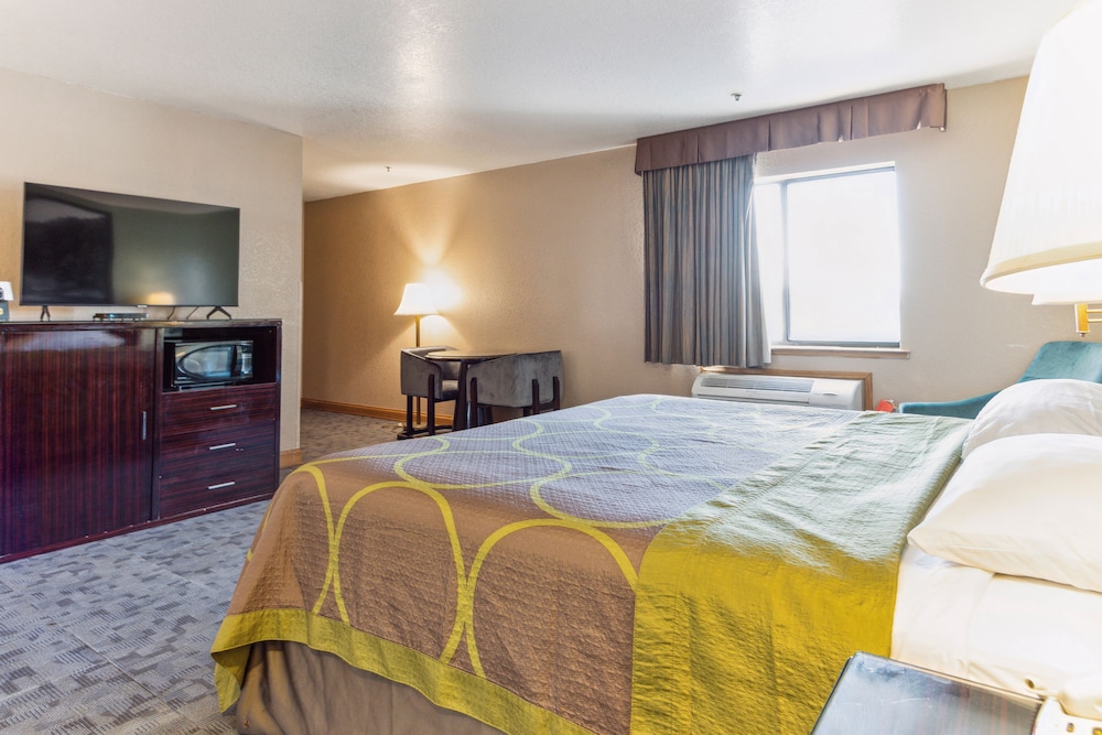 جناح بسرير كينج بحوض جاكوزي، Super 8 by Wyndham Uniontown PA 10/10