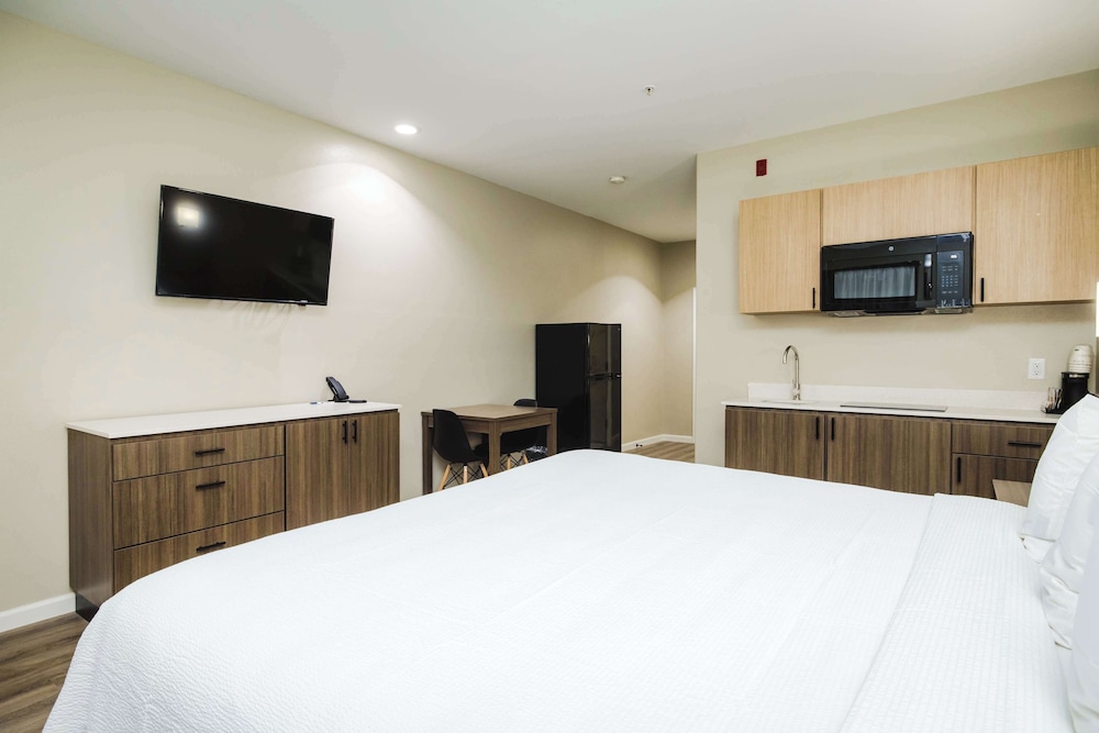 غرفة قياسية بسرير كينج بمطبخ صغير، SureStay Studio by Best Western Conroe Downtown 4/6