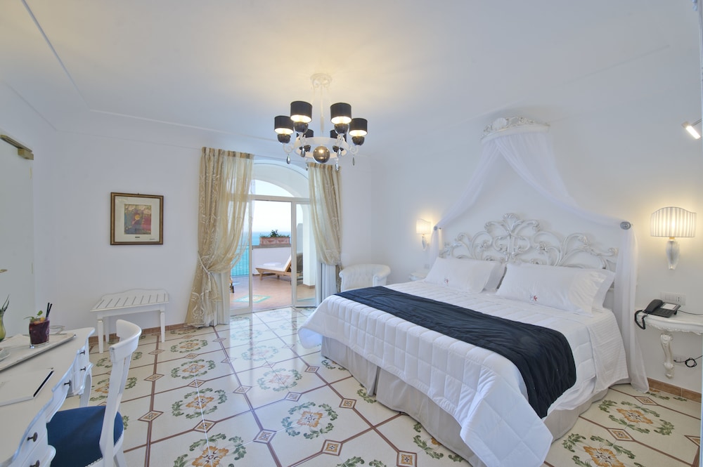 غرفة ديلوكس بسرير كوين بإطلالة على البحر بشرفة، Villa Corallium 3/10
