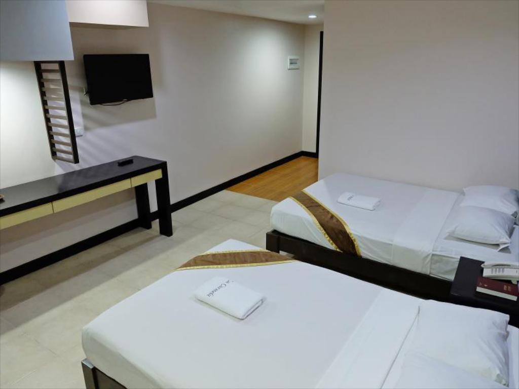Premier, Deluxe, 3 Double Beds, East Wing