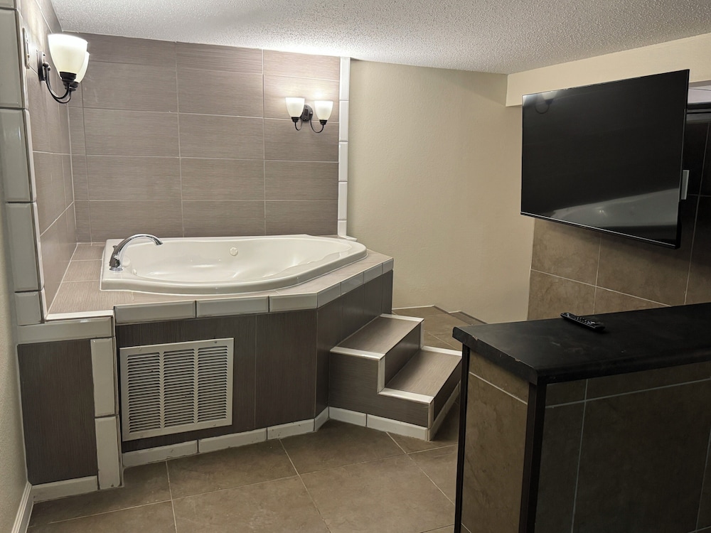 Days Inn & Suites by Wyndham Festus 33/60
